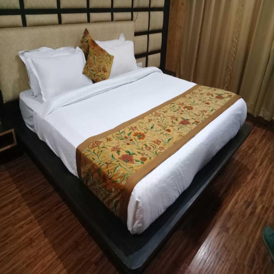 Hotel Sheen ศรีนาการ์ ภายนอก รูปภาพ